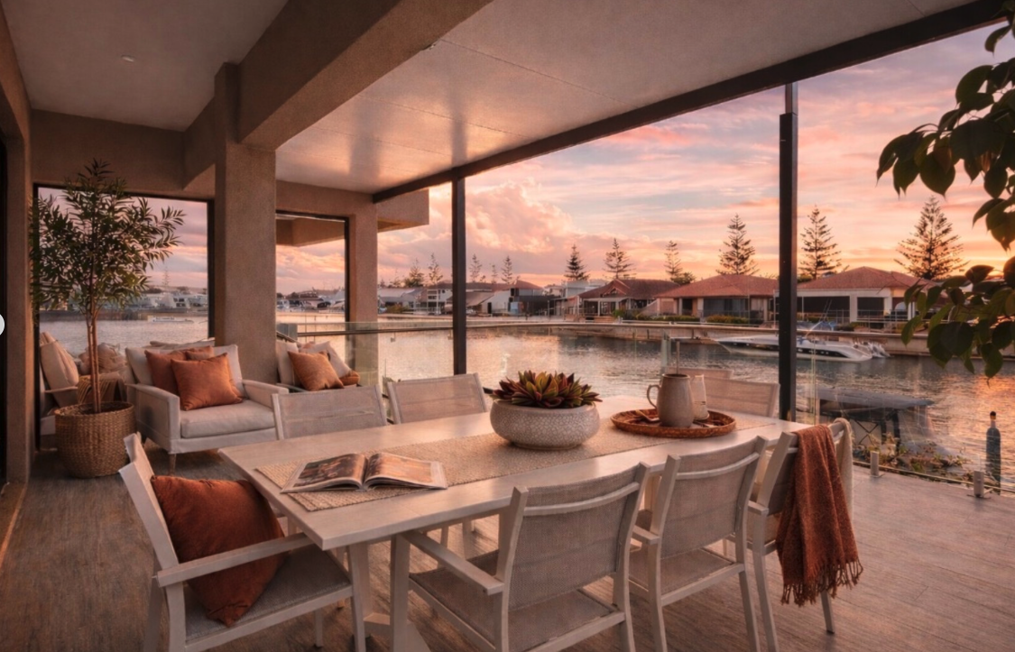 Luxury Canal Retreat with Private Jetty, Halls Head